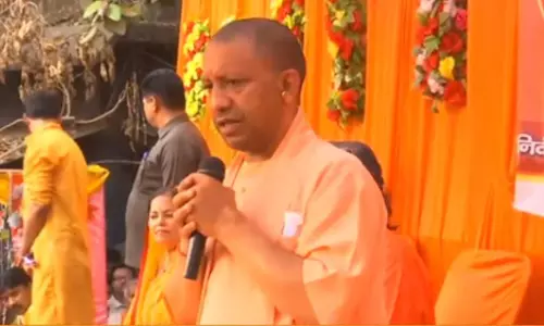 Gorakhpur: होली समारोह में सीएम योगी का हंसी-ठिठोली भरा अंदाज Gorakhpur: होली समारोह में सीएम योगी का हंसी-ठिठोली भरा अंदाज