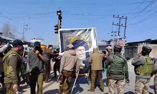 Srinagar दूसरे दिन भी विरोध प्रदर्शन जारी, शोक सभा रोकी गई Srinagar दूसरे दिन भी विरोध प्रदर्शन जारी, शोक सभा रोकी गई