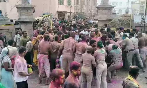 डोला पूर्णिमा के दौरान Puri Jagannath Temple में भगदड़ जैसी स्थिति में कई भक्त घायल हो गए डोला पूर्णिमा के दौरान Puri Jagannath Temple में भगदड़ जैसी स्थिति में कई भक्त घायल हो गए