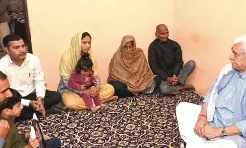 LG Manoj Sinha  ने सड़क दुर्घटना में मारे गए SSF कर्मी के परिवार से मुलाकात की