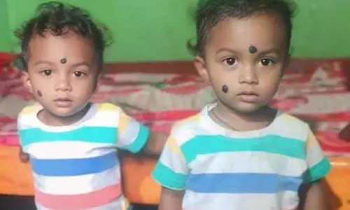 Bangarpet : महिला ने जुड़वा बच्चों के साथ मंदिर के नाले में छलांग लगाई, बच्चों की मौत Bangarpet : महिला ने जुड़वा बच्चों के साथ मंदिर के नाले में छलांग लगाई, बच्चों की मौत
