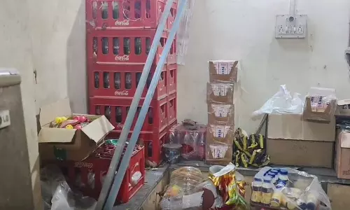टीन शेड तोड़कर दुकान में घुसे चोर, लाखों का सामान पार