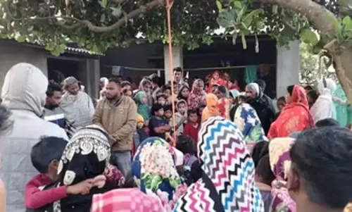 घर के आंगन में पेड़ से लटका मिला युवक का शव, हत्या की आशंका घर के आंगन में पेड़ से लटका मिला युवक का शव, हत्या की आशंका