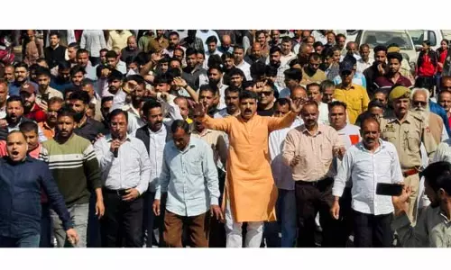 Udhampur-Billawar Road की खराब हालत को लेकर स्थानीय लोगों ने विरोध प्रदर्शन किया Udhampur-Billawar Road की खराब हालत को लेकर स्थानीय लोगों ने विरोध प्रदर्शन किया