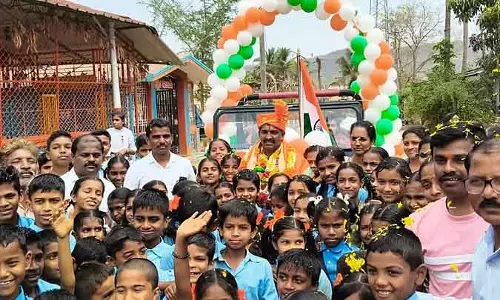 Mundagoda: एक रिटायर्ड सैनिक का शानदार स्वागत Mundagoda: एक रिटायर्ड सैनिक का शानदार स्वागत