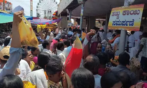 Marikamba मेला पूरे जोश में: ग्रहण के कारण सोमवार को भीड़ उमड़ी Marikamba मेला पूरे जोश में: ग्रहण के कारण सोमवार को भीड़ उमड़ी