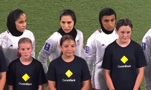 Iranian महिला फुटबॉल टीम ने AFC एशियन कप के पहले मैच में राष्ट्रगान गाने से मना कर दिया Iranian महिला फुटबॉल टीम ने AFC एशियन कप के पहले मैच में राष्ट्रगान गाने से मना कर दिया