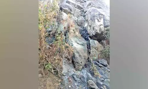 Kerala : स्टेट हाईवे पर पत्थरों के ढेर खतरा बने हुए है Kerala : स्टेट हाईवे पर पत्थरों के ढेर खतरा बने हुए है