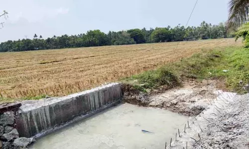 Kerala : नदी पर बना पुल ढह गया Kerala : नदी पर बना पुल ढह गया