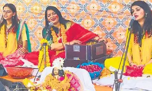 Bareilly: Braj और Awadh के गीतों पर झूमे श्रद्धालु