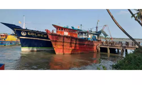 Kerala : अवैध रूप से मछली पकड़ने के मामले में कर्नाटक में नाव जब्त Kerala : अवैध रूप से मछली पकड़ने के मामले में कर्नाटक में नाव जब्त