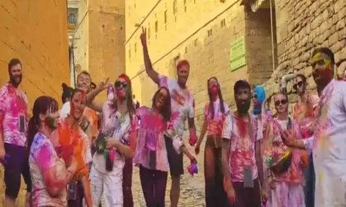 Jaisalmer में विदेशी पर्यटक होली के रंगों में डूबे