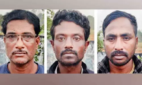 Kerala : 32 किलो गांजा के साथ तीन अंतरराज्यीय कर्मचारी गिरफ्तार Kerala : 32 किलो गांजा के साथ तीन अंतरराज्यीय कर्मचारी गिरफ्तार
