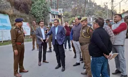 DC ने रामबन शहर में नागरिक सुविधाओं और विकास कार्यों का निरीक्षण किया DC ने रामबन शहर में नागरिक सुविधाओं और विकास कार्यों का निरीक्षण किया