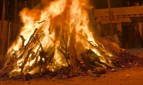 Bareilly: पूजा-अर्चना के साथ होलिका दहन Bareilly: पूजा-अर्चना के साथ होलिका दहन