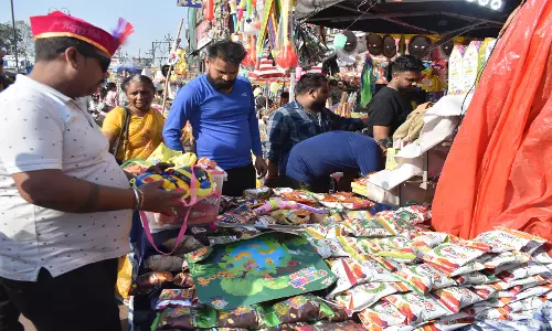 Bareilly: रंग और गुलाल की बिक्री में तेजी, त्योहार से चमका बाजार Bareilly: रंग और गुलाल की बिक्री में तेजी, त्योहार से चमका बाजार