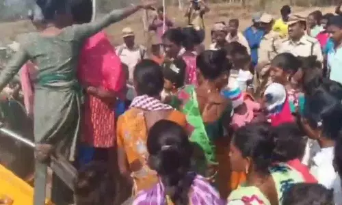 Forest Department के अधिकारी मिनिस्टर सीथक्का इलाके में किसानों की ज़मीन हड़प रहे Forest Department के अधिकारी मिनिस्टर सीथक्का इलाके में किसानों की ज़मीन हड़प रहे