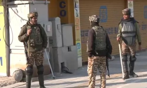 अयातुल्ला अली खामेनेई की हत्या के बाद Srinagar के लाल चौक पर सुरक्षा हाई-अलर्ट पर अयातुल्ला अली खामेनेई की हत्या के बाद Srinagar के लाल चौक पर सुरक्षा हाई-अलर्ट पर