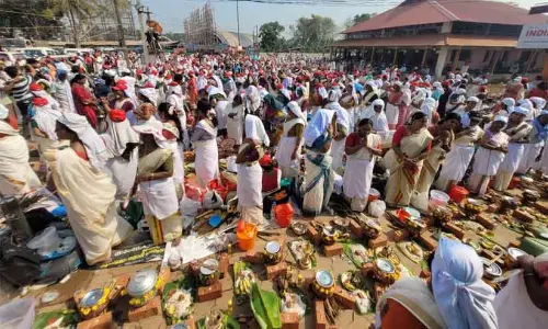 पंडारा के चूल्हे में उम्मीद की आग जल रही है; Attukalamma के सामने भक्त जमा हो रहे हैं पंडारा के चूल्हे में उम्मीद की आग जल रही है; Attukalamma के सामने भक्त जमा हो रहे हैं