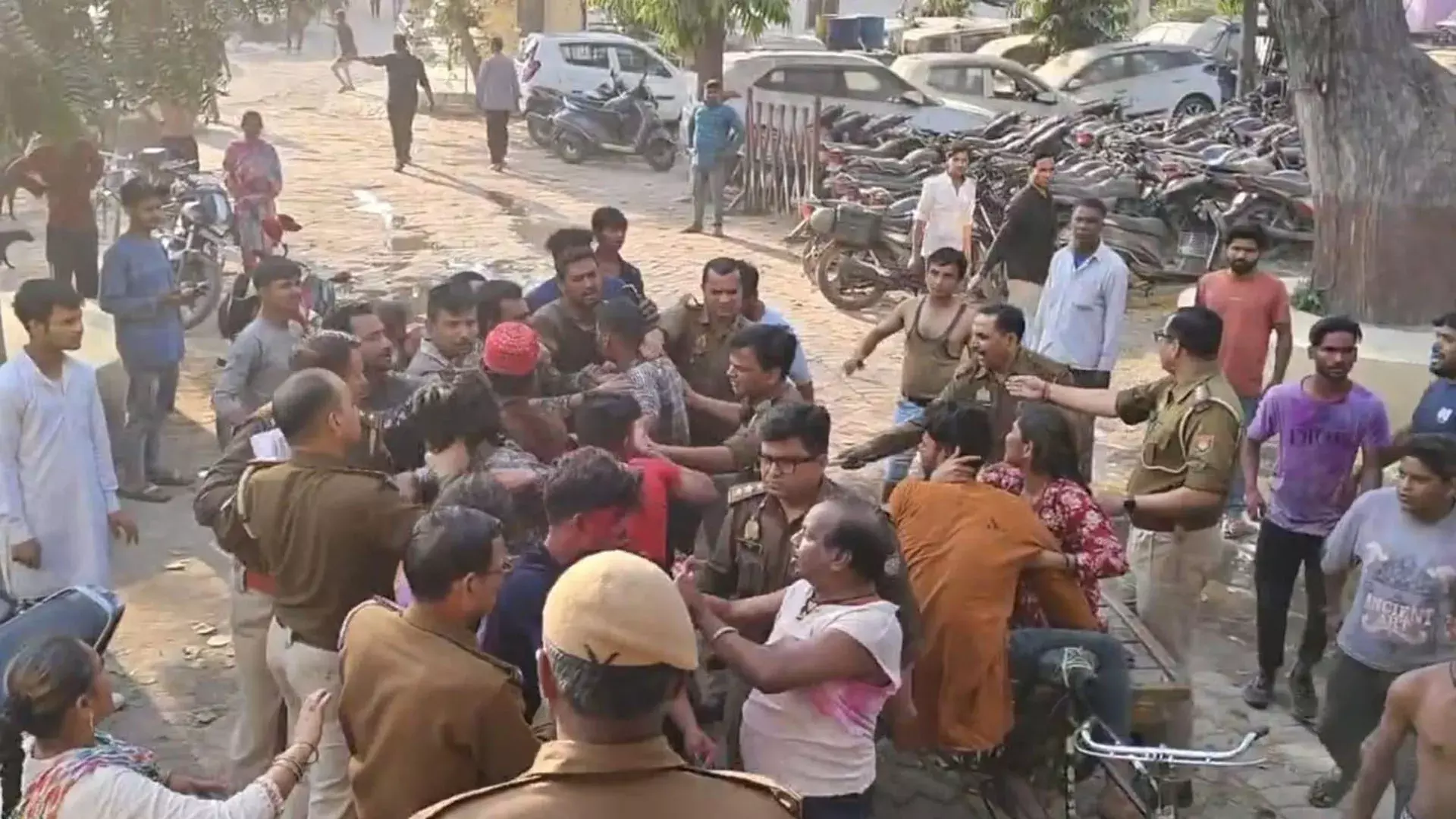 Bareilly: थाना बारादरी में दो समुदायों में विवाद, विवाद के बाद शांति बहाल Bareilly: थाना बारादरी में दो समुदायों में विवाद, विवाद के बाद शांति बहाल