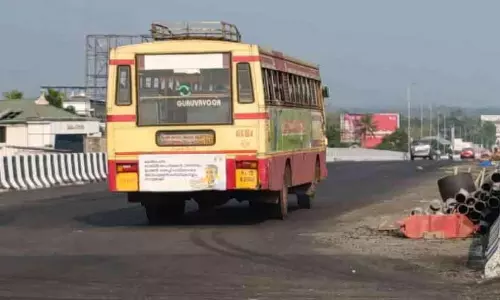 KSRTC की बसें ऊंचाई पर फंसी; यात्री फंसे KSRTC की बसें ऊंचाई पर फंसी; यात्री फंसे