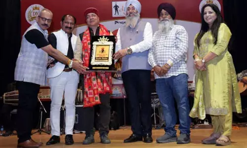 Idiot Club ने शेखर को 14वें जसपाल भट्टी अवॉर्ड से सम्मानित किया Idiot Club ने शेखर को 14वें जसपाल भट्टी अवॉर्ड से सम्मानित किया