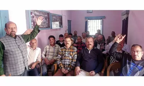सोम ने PHE कर्मचारियों के बकाया वेतन और रेगुलर करने की मांग की सोम ने PHE कर्मचारियों के बकाया वेतन और रेगुलर करने की मांग की