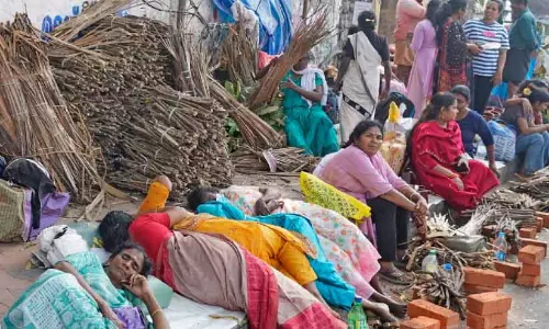 Kerala : अट्टुकल पोंगाला मंदिर में भक्तों की भीड़ Kerala : अट्टुकल पोंगाला मंदिर में भक्तों की भीड़