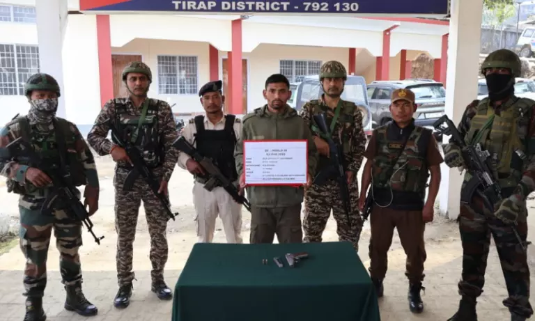 Arunachal: उल्फा-आई के कट्टर कैडर ने खोंसा में सरेंडर किया Arunachal: उल्फा-आई के कट्टर कैडर ने खोंसा में सरेंडर किया