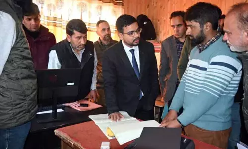 Kulgam DC ने यारीपोरा का दौरा किया, सरकारी दफ्तरों के कामकाज का जायज़ा लिया Kulgam DC ने यारीपोरा का दौरा किया, सरकारी दफ्तरों के कामकाज का जायज़ा लिया