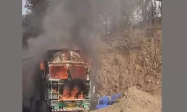 Manipur: सेनापति जिले में तीन लोगों को अगवा कर ट्रक में आग लगा दी गई