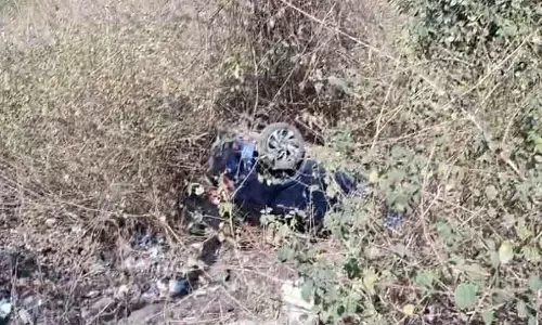 MP : डुमना एयरपोर्ट रोड पर तेज रफ्तार कार के खंभे से टकराकर खाई में गिरने से चार दोस्त घायल