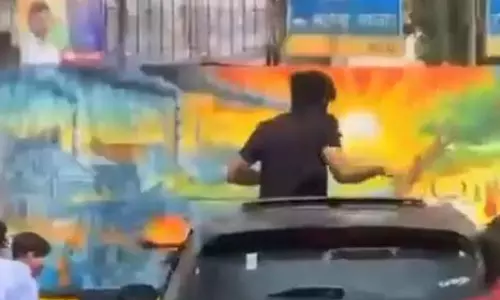 चलती कार की छत में बैठकर पानी वाले गुब्बारे फेंक रहे थे राहगीरों पर, युवक गिरफ्तार