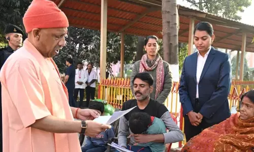 Gorakhpur: गोरखपुर में सीएम की सक्रियता, जनता दरबार में उमड़ी भीड़ Gorakhpur: गोरखपुर में सीएम की सक्रियता, जनता दरबार में उमड़ी भीड़