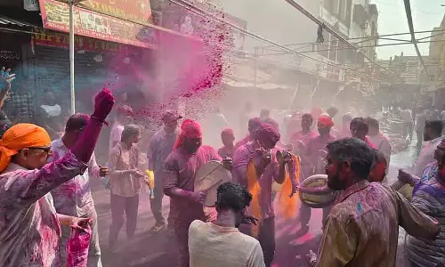 Belgaum : लोग एकता की भावना के साथ होली के रंगों में नहाए Belgaum : लोग एकता की भावना के साथ होली के रंगों में नहाए