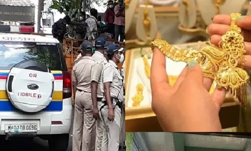 Mumbai: ज्वेलरी शॉप में 7.88 करोड़ की चोरी, मामले में तीन गिरफ्तार Mumbai: ज्वेलरी शॉप में 7.88 करोड़ की चोरी, मामले में तीन गिरफ्तार