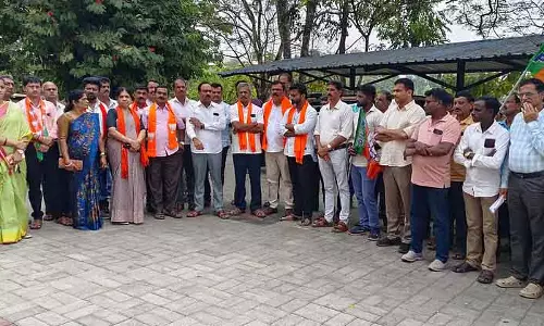BJP ने डॉक्टरों और स्टाफ की नियुक्ति की मांग को लेकर श्रृंगेरी अस्पताल के सामने प्रदर्शन किया BJP ने डॉक्टरों और स्टाफ की नियुक्ति की मांग को लेकर श्रृंगेरी अस्पताल के सामने प्रदर्शन किया