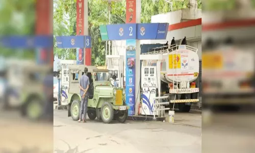 ईरान संकट के बीच भारत के पास कच्चे तेल और पेट्रोलियम उत्पादों का पर्याप्त भंडार ईरान संकट के बीच भारत के पास कच्चे तेल और पेट्रोलियम उत्पादों का पर्याप्त भंडार