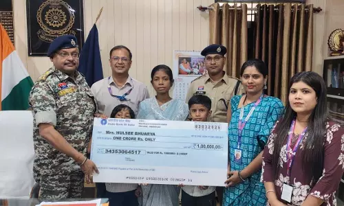 आरक्षक की पत्नी को निःशुल्क पुलिस सैलरी पैकेज के तहत मिला 1 करोड़ रूपए आरक्षक की पत्नी को निःशुल्क पुलिस सैलरी पैकेज के तहत मिला 1 करोड़ रूपए