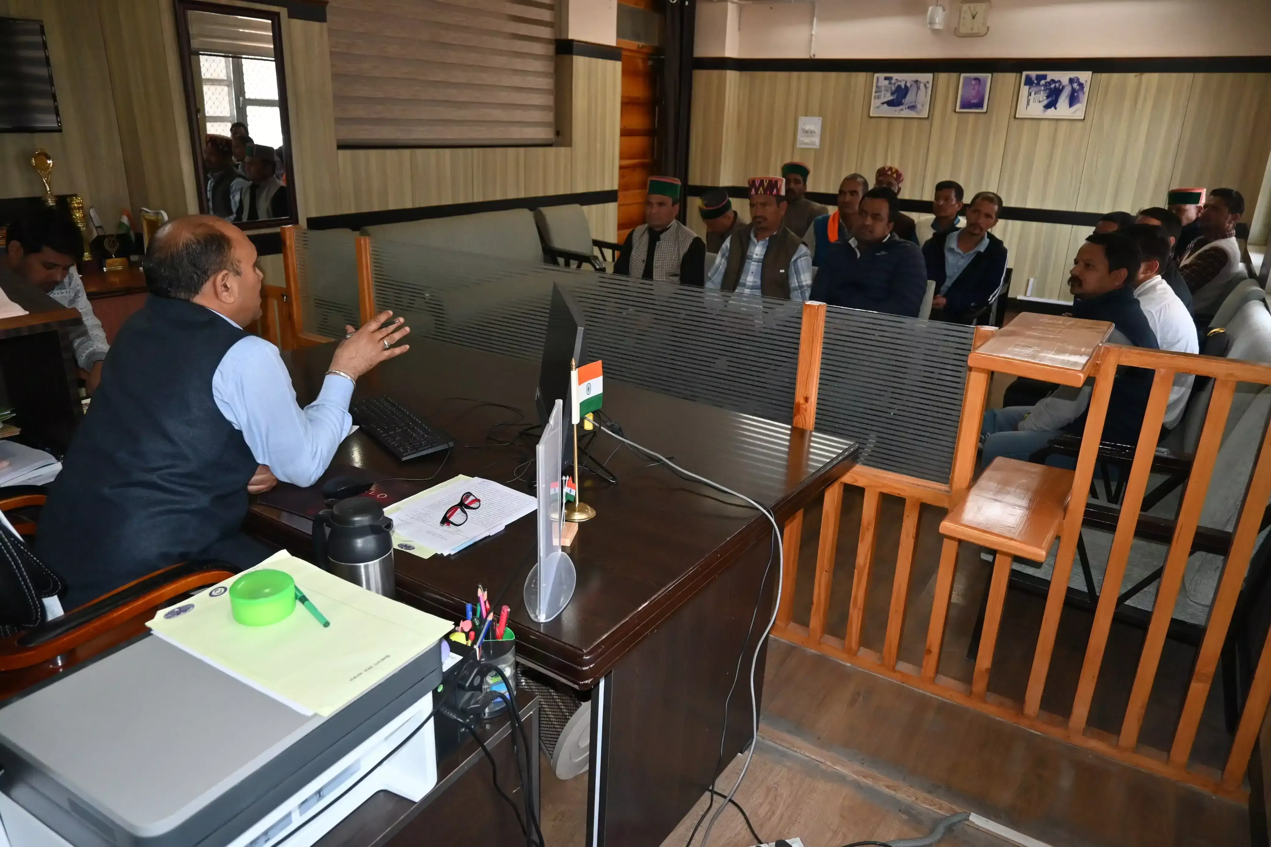 Mandi: देवता समिति संग समन्वय, मेला अध्यक्ष की मौजूदगी में बैठक