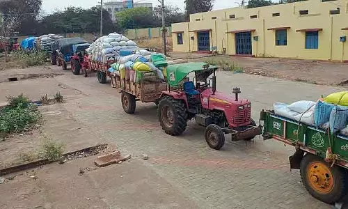 Jagalur : बाजरा बेचकर किसान थक गए हैं