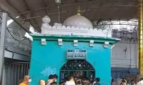 तेलंगाना सरकार ने HC को बताया कि वेमुलावाड़ा मंदिर में दरगाह पहले ही दूसरी जगह शिफ्ट कर दी तेलंगाना सरकार ने HC को बताया कि वेमुलावाड़ा मंदिर में दरगाह पहले ही दूसरी जगह शिफ्ट कर दी