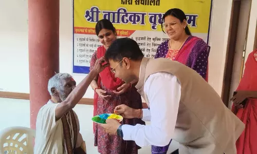 कलेक्टर ने वृद्धाश्रम के बुजुर्गों को बांटी होली की खुशियां कलेक्टर ने वृद्धाश्रम के बुजुर्गों को बांटी होली की खुशियां