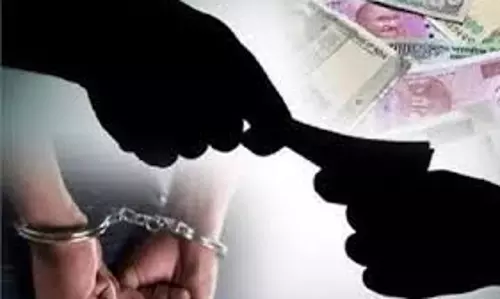 Sonipat: एंटी करप्शन टीम की बड़ी सफलता, पांच हजार की रिश्वत लेते पटवारी गिरफ्तार Sonipat: एंटी करप्शन टीम की बड़ी सफलता, पांच हजार की रिश्वत लेते पटवारी गिरफ्तार