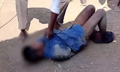 बच्चा चोर के शक में 17 वर्षीय किशोर की पिटाई, अगले दिन सड़क पर मिला शव बच्चा चोर के शक में 17 वर्षीय किशोर की पिटाई, अगले दिन सड़क पर मिला शव
