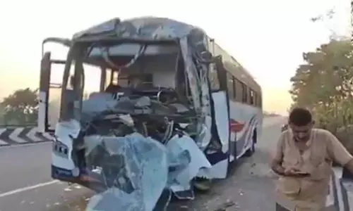 नलगोंडा में APSRTC बस के खड़े कंटेनर से टकराने से दस लोग घायल नलगोंडा में APSRTC बस के खड़े कंटेनर से टकराने से दस लोग घायल