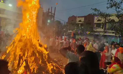 राजनांदगांव में पर्यावरण संरक्षण के संकल्प के साथ कंडों से जली होलिका
