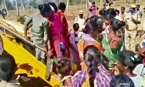 Sitakka Mulugu district में पोडू किसानों और वन अधिकारियों में झड़प Sitakka Mulugu district में पोडू किसानों और वन अधिकारियों में झड़प