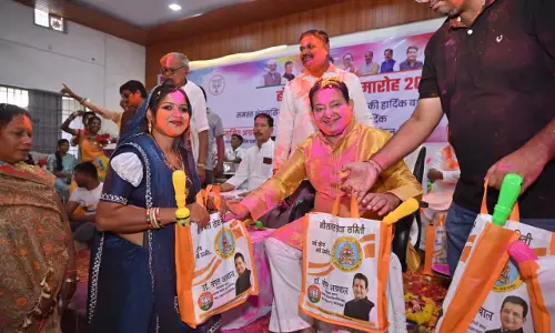 बसना के मंगल भवन में होली की धूम, विधायक ने नगाड़े की थाप पर लगाए ठुमके बसना के मंगल भवन में होली की धूम, विधायक ने नगाड़े की थाप पर लगाए ठुमके