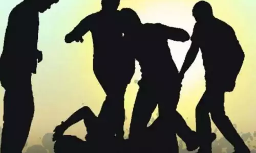 पुणे में तीन लोगों ने एक युवक को kidnap करके धमकाते हुए पीटा पुणे में तीन लोगों ने एक युवक को kidnap करके धमकाते हुए पीटा